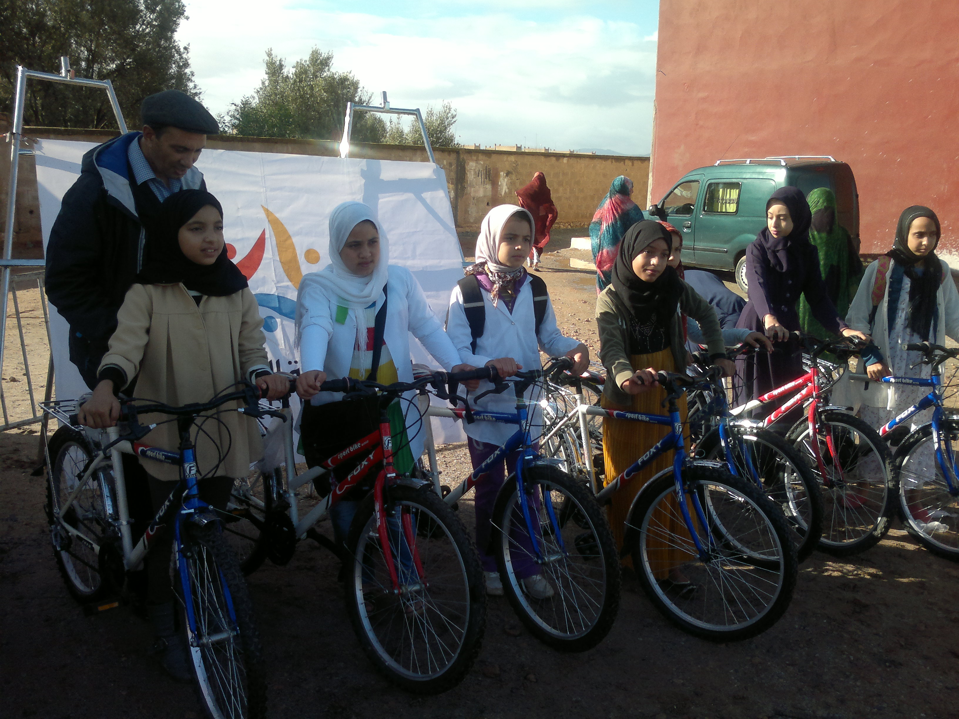 Distribution de vélos et cartables à Tiznit - 